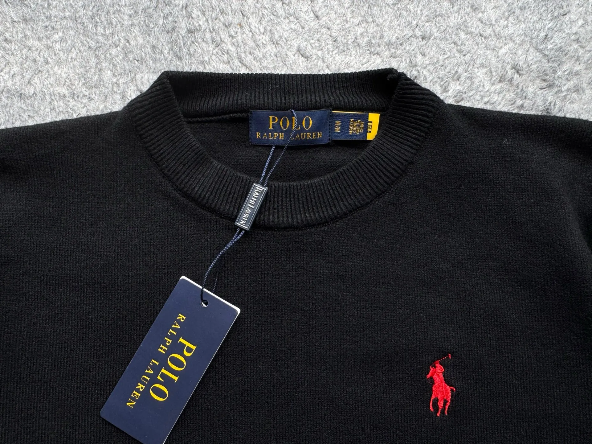P180 Polo Ralph solid color logo embroidered knitted long-sleeved sweater ✅ Great texture: knitted fabric, soft and waxy to the touch, very comfortable to wear next to the body, and very warm. It is suitable for wearing alone in the winter in the south or as a base layer in the north. ✅ Slimming version: The round neck design is classic and durable, and will not look bloated. Instead, it has a slimming effect and is friendly to all body types. ✅Versatile and practical: Whether it is worn with suit pants for commuting or jeans for leisure, it can be easily worn, and one piece can be used for several pieces! ✅Pony embroidery is simple yet a little refined!  Color: Black White Size M L
